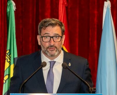 Francisco Sandoval Verea durante a súa intervención na toma de posesión como cronista oficial do Concello de Ordes
